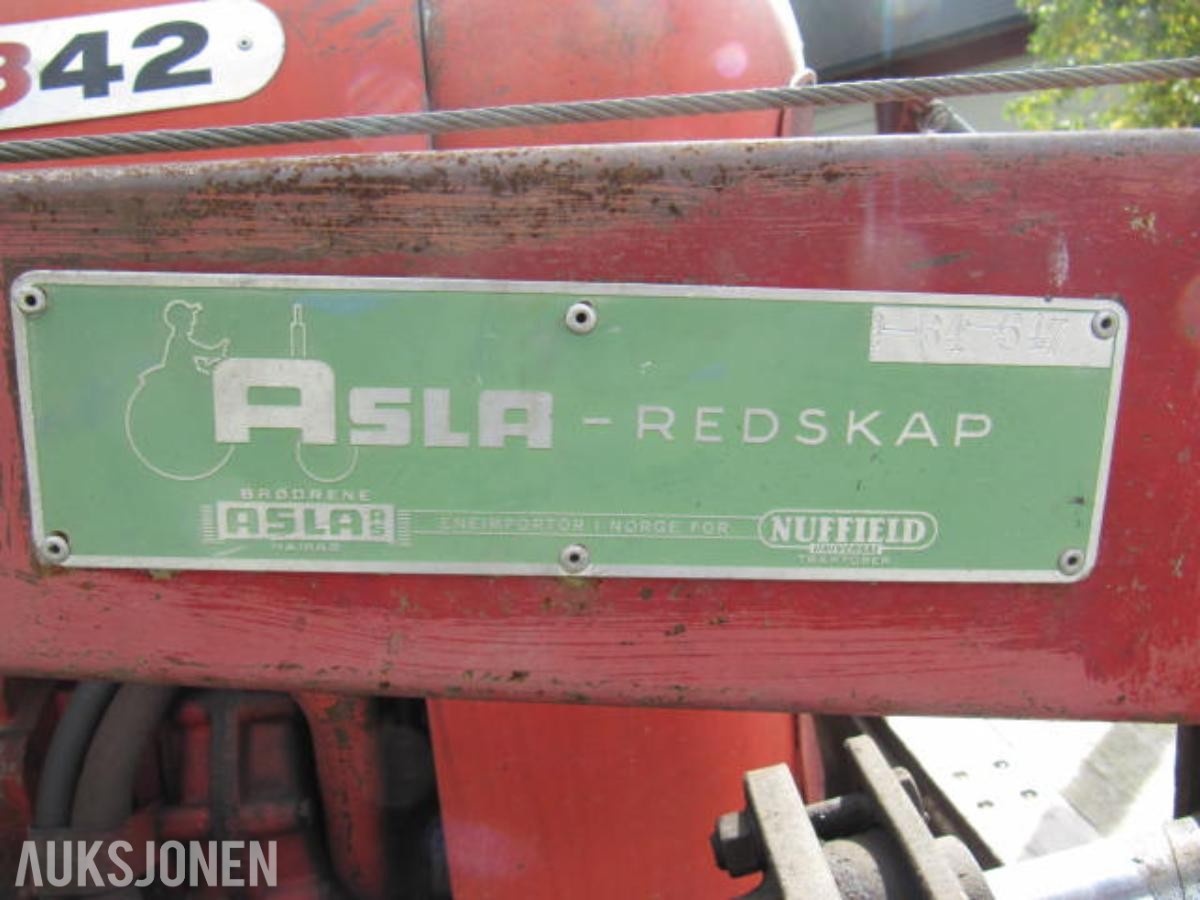 1967 Nuffield 342 traktor med laster